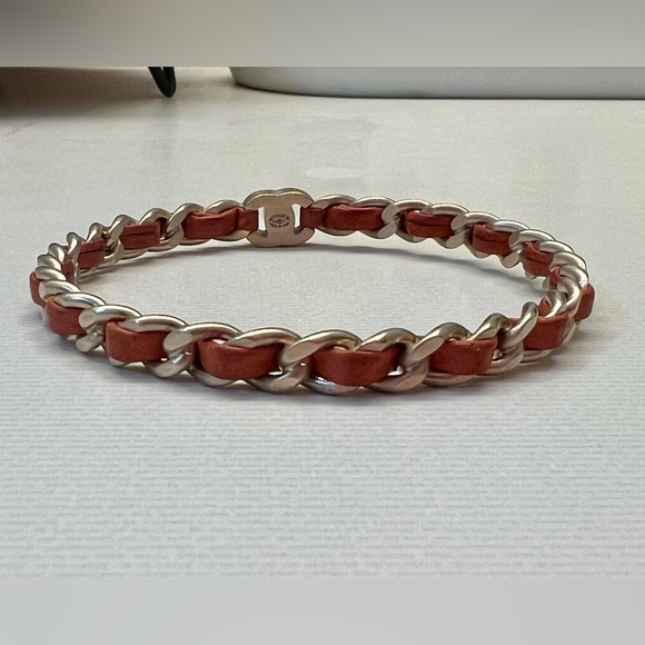 Chanel gold plated and leather CC turnlock bangle bracelet - Picture 2 of 11